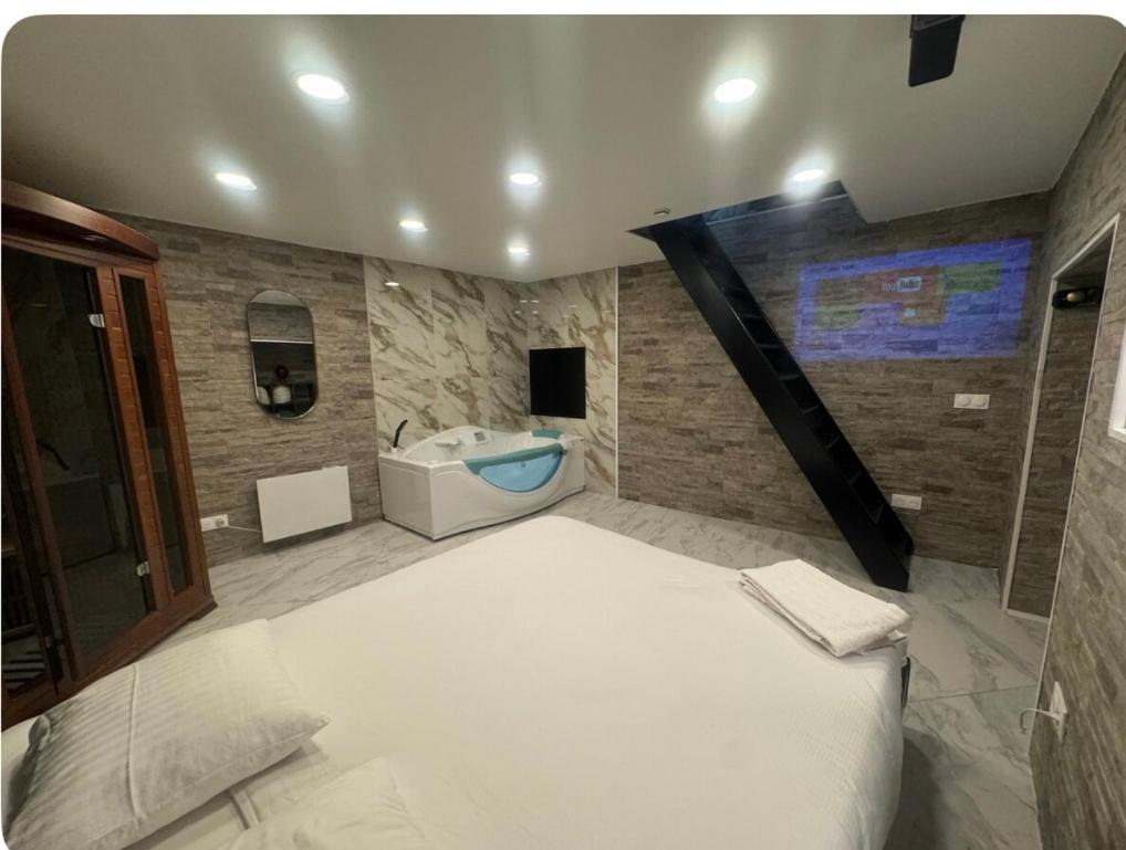 Maison Appartement Triplex Avec Jacuzzi Et Sauna Saint-Etienne  Zewnętrze zdjęcie